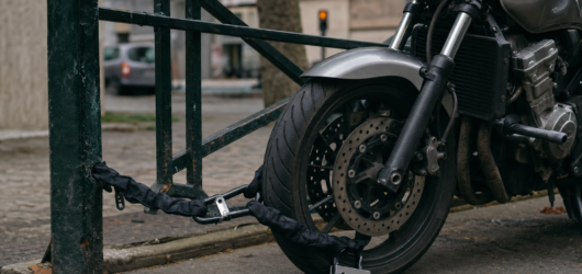 Comment protéger sa moto contre le vol ? Les solutions vraiment efficaces