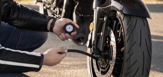 Quelle pression de pneus pour une moto ? Guide complet et erreurs à éviter
